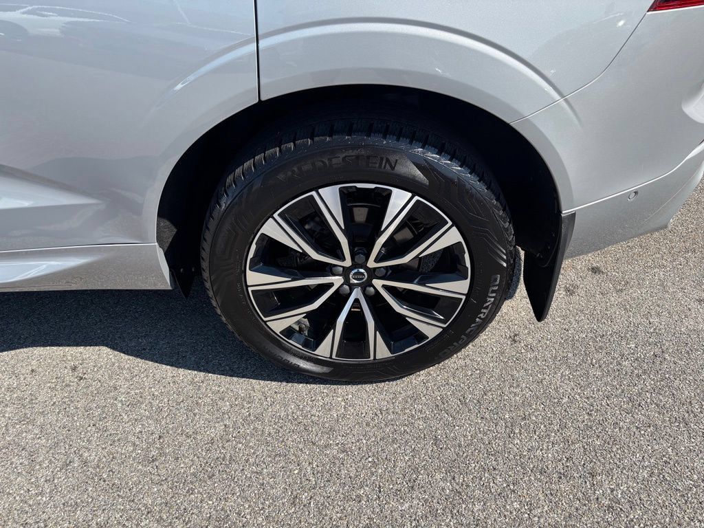 Certified 2024 Volvo XC60 B5 Plus w/ Climate Package AWD/4WD image 32