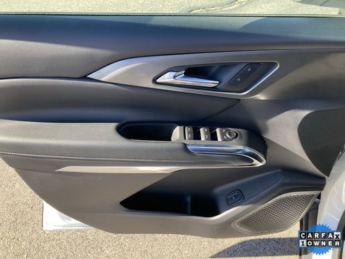 Used 2025 Chevrolet Traverse LT image 11