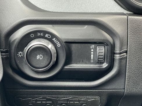 Used 2025 Jeep Wrangler Unlimited Sahara AWD/4WD image 30