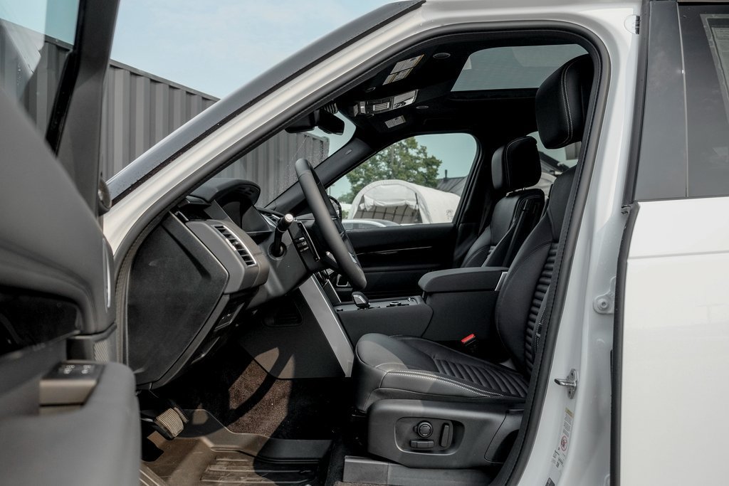 Used 2025 Land Rover Discovery S AWD/4WD image 9