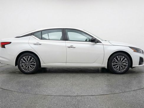 Used 2025 Nissan Altima 2.5 SV image 11