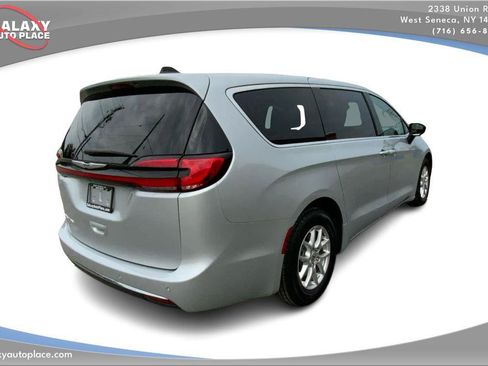 Used 2023 Chrysler Pacifica Touring-L FWD image 5
