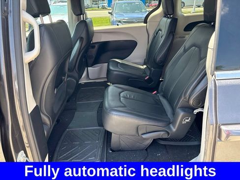 Used 2019 Chrysler Pacifica Touring-L FWD image 14