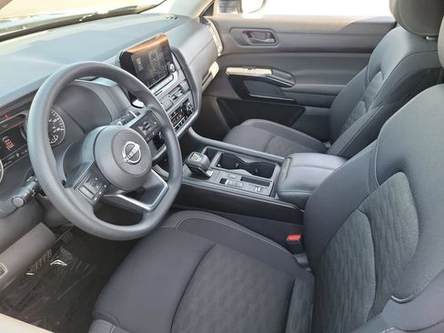 Used 2025 Nissan Pathfinder S FWD image 3