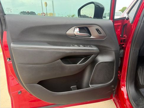 Used 2025 Chrysler Pacifica Select AWD/4WD image 16