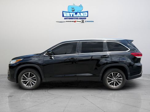Used 2019 Toyota Highlander XLE FWD image 2