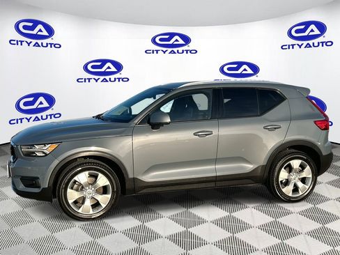 Used 2022 Volvo XC40 T5 Momentum image 7