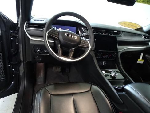 Certified 2025 Jeep Grand Cherokee L Limited AWD/4WD image 5