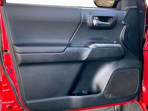 Certified 2018 Toyota Tacoma TRD Off-Road AWD/4WD image 22