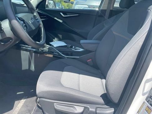 Used 2025 Kia Niro LX FWD image 2