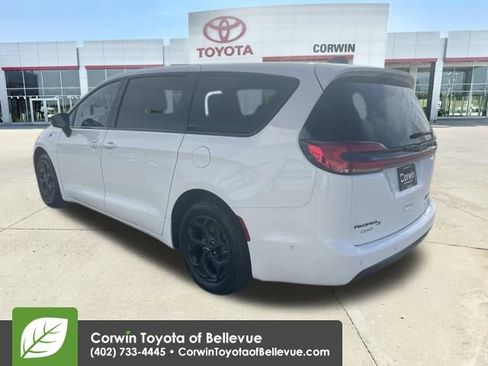 Used 2024 Chrysler Pacifica Select image 3