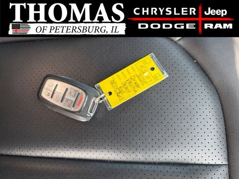 Used 2025 Chrysler Pacifica Select FWD image 29