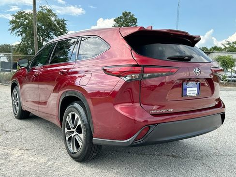 Used 2022 Toyota Highlander XLE FWD image 6