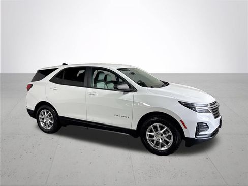 Used 2022 Chevrolet Equinox LS w/ LS Convenience Package AWD/4WD image 4