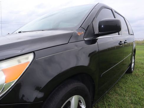 Used 2010 Volkswagen Routan SE FWD image 17