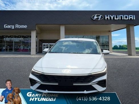 Certified 2025 Hyundai Elantra SE FWD image 3