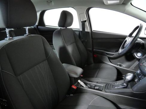 Used 2016 Ford Focus SE w/ SE Sport Package FWD image 12