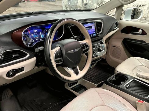 Used 2017 Chrysler Pacifica Limited image 17