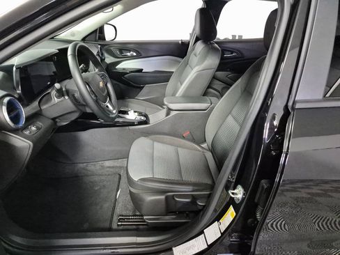 Certified 2025 Chevrolet Trax LT w/ LT Convenience Package image 9