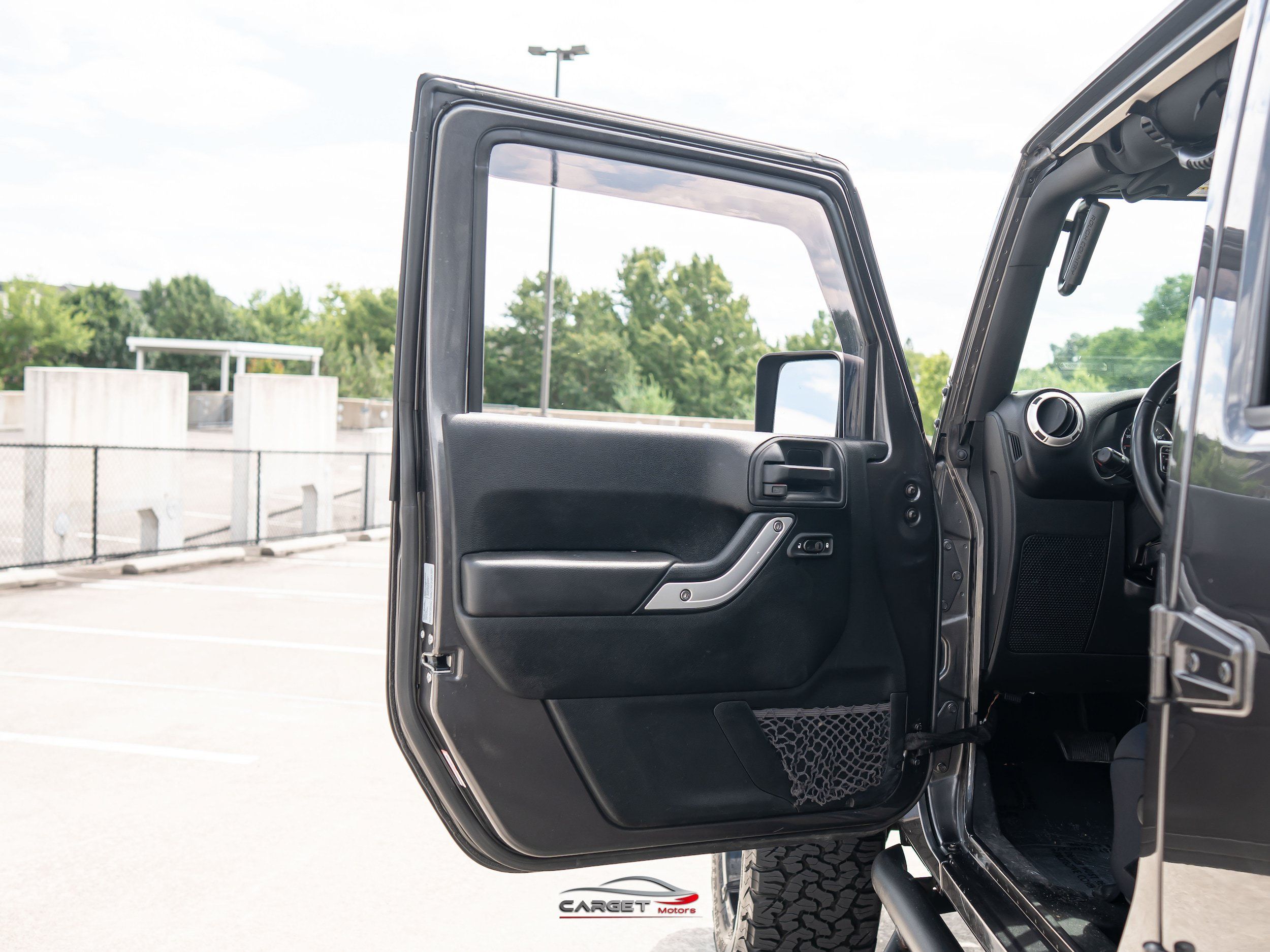 Used 2017 Jeep Wrangler Unlimited Sahara w/ Connectivity Group AWD/4WD image 34
