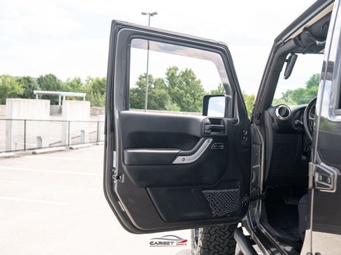 Used 2017 Jeep Wrangler Unlimited Sahara w/ Connectivity Group AWD/4WD image 34