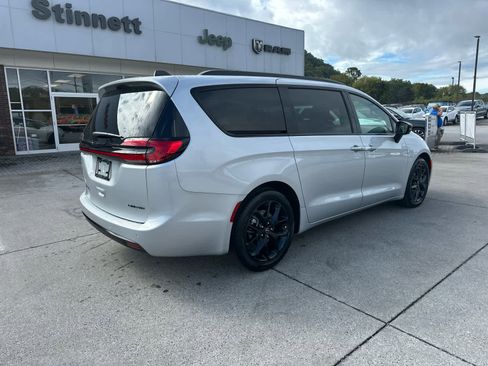 New 2026 Chrysler Pacifica Limited w/ S Appearance Package image 6