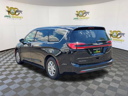 Used 2024 Chrysler Pacifica Touring-L FWD image 4
