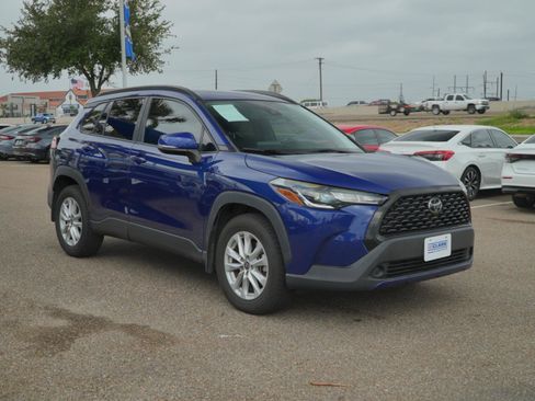 Used 2022 Toyota Corolla Cross LE w/ Moonroof Package FWD image 3