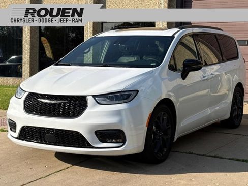 Used 2025 Chrysler Pacifica Limited FWD image 1