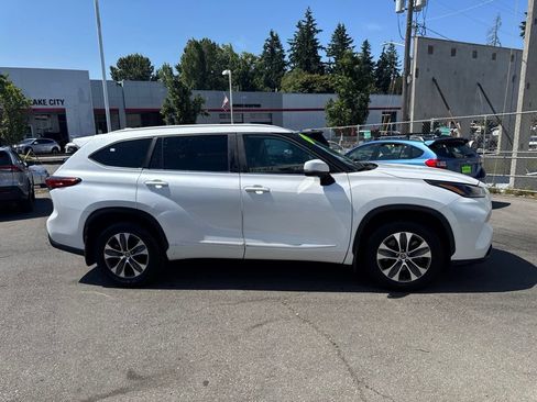 Used 2023 Toyota Highlander XLE AWD/4WD image 2