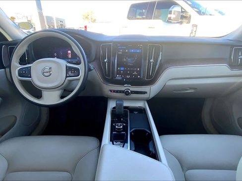 Used 2022 Volvo XC60 B5 Momentum w/ Protection Package Premier image 16