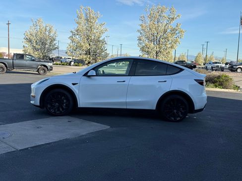 Used 2022 Tesla Model Y Long Range image 5