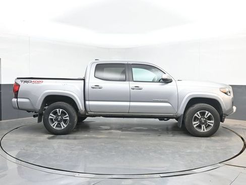 Used 2019 Toyota Tacoma TRD Sport AWD/4WD image 11
