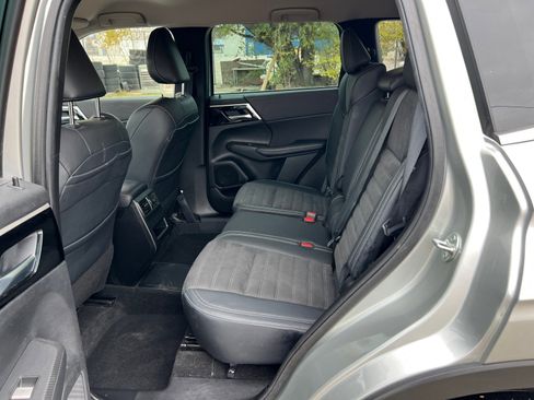 Used 2023 Mitsubishi Outlander SE image 27