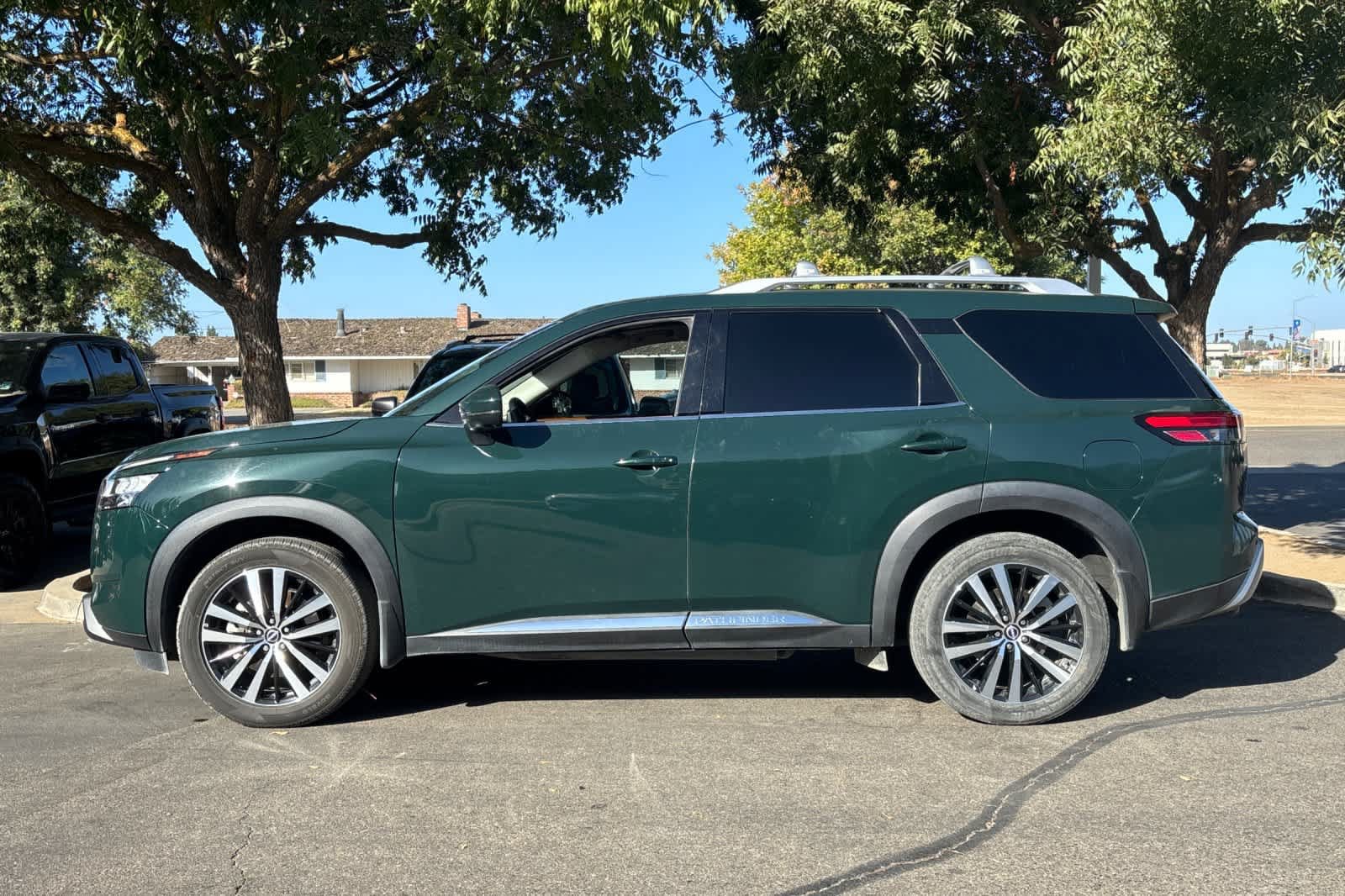 Used 2023 Nissan Pathfinder Platinum w/ Black Appearance Package FWD image 6
