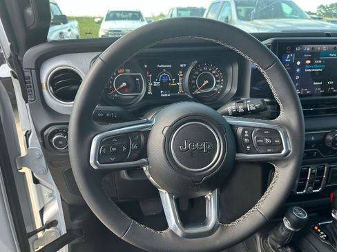 Used 2025 Jeep Wrangler Unlimited Sahara AWD/4WD image 11