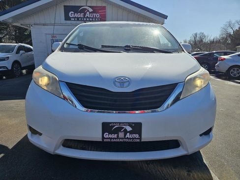 Used 2012 Toyota Sienna LE w/ Towing Pkg AWD/4WD image 3