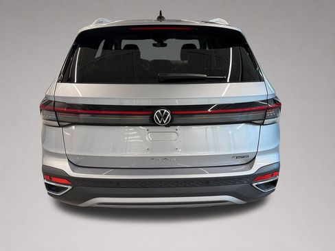 Used 2025 Volkswagen Taos SE w/ Panoramic Sunroof Package AWD/4WD image 4