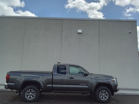 Used 2019 Toyota Tacoma SR5 AWD/4WD image 2