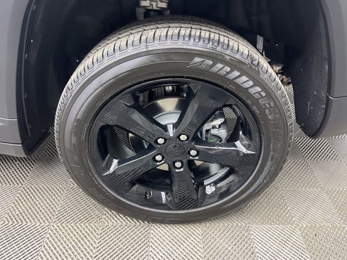 New 2025 Jeep Grand Cherokee Altitude image 4