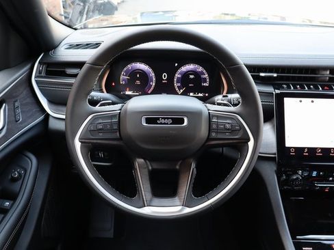 New 2025 Jeep Grand Cherokee Limited w/ Luxury Tech Group II image 17