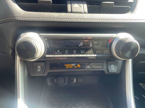 Used 2019 Toyota RAV4 LE AWD/4WD image 14
