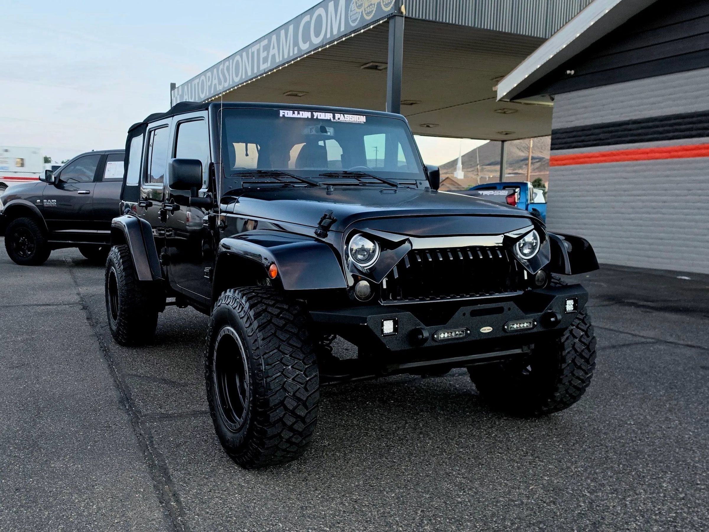 Used 2017 Jeep Wrangler Unlimited Sahara AWD/4WD image 7