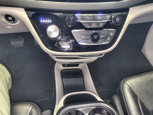 Used 2024 Chrysler Pacifica Touring-L image 20