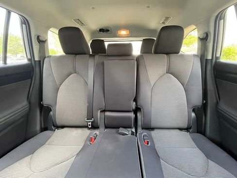 Used 2023 Toyota Highlander LE FWD image 30