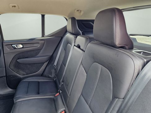 Used 2023 Volvo XC40 B5 Core image 30