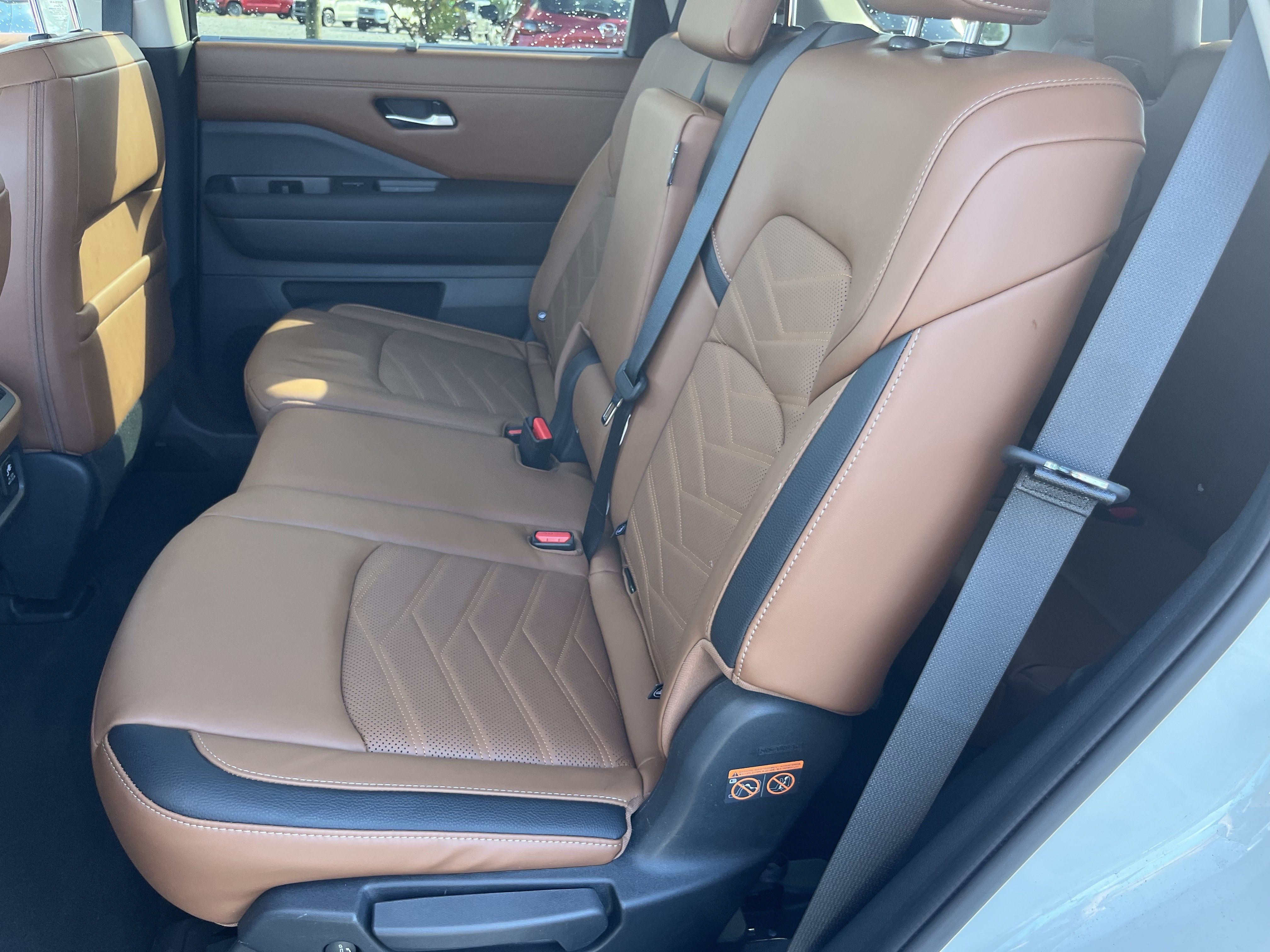 Used 2024 Nissan Pathfinder Platinum w/ Cargo Package AWD/4WD image 16