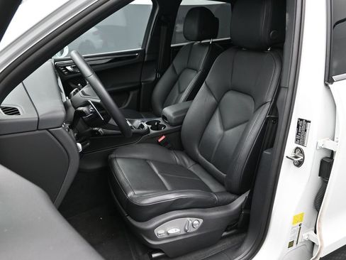Certified 2025 Porsche Macan image 5