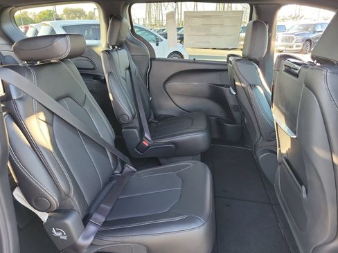 New 2026 Chrysler Pacifica Select FWD image 18