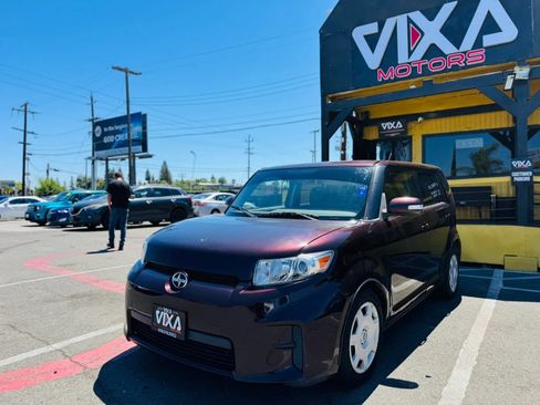 Used 2012 Scion xB FWD image 1